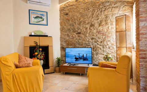 Pieve di Sant Ippolito: Meubilair, Interieur Ontwerp, Muur, Flooring, Hout, Verdieping, Kamer, Verlichting, Woonkamer, Bankstel