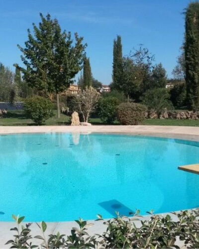 Pieve di Sant Ippolito: Water, Lucht, Fabriek, Eigendom, Zwembad, Natuur, Azure, Boom, Zwemwater, Schaduw