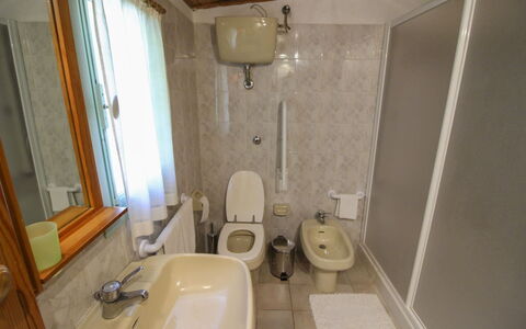 Pagliazzone: Badkamer, Loodgieterswerkinrichting, Wastafel In De Badkamer, Flooring, Wastafel, Verdieping, Wc Bril, Kraan, Interieur Ontwerp, Loodgieter