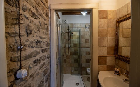 La Casa di Pino: Muur, Loodgieterswerkinrichting, Badkamer, Flooring, Verdieping, Interieur Ontwerp, Loodgieter, Verlichting, Kamer, Plafond
