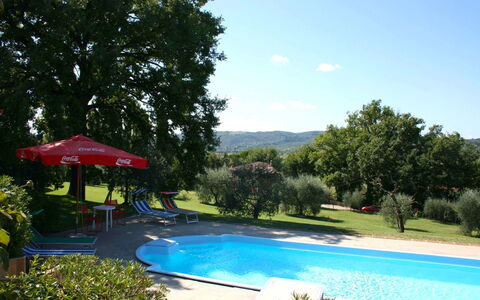 Casa Felice: Water, Fabriek, Lucht, Eigendom, Zwembad, Wolk, Boom, Schaduw, Buitenmeubels, Gras