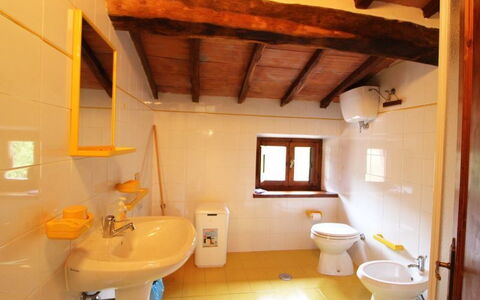 Casale Aiola: Kamer, Badkamer, Eigendom, Gebouw, Interieur Ontwerp, Huis, Plafond, Loodgieterswerkinrichting, Architectuur, Toilet