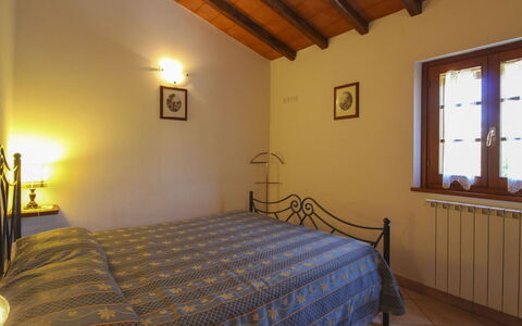 Il Viaggiolo: Meubilair, Hout, Interieur Ontwerp, Bed, Flooring, Slaapkamer, Plafond, Verdieping, Kamer, Verlichting