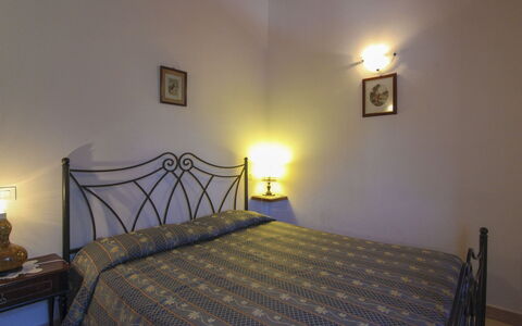 Il Viaggiolo: Bed, Slaapkamer, Laken, Interieur Ontwerp, Bedding, Kamer, Verdieping, Linens, Flooring, Bed Frame