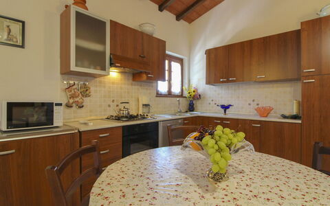 Il Viaggiolo: Keuken, Meubilair, Countertop, Interieur Ontwerp, Hout, Flooring, Toestel Van De Keuken, Cabinetry, Verdieping, Verlichting