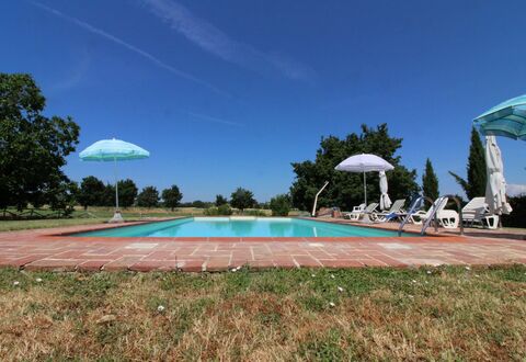 Il Viaggiolo: Lucht, Fabriek, Zwembad, Wolk, Boom, Water, Gebouw, Schaduw, Arecales, Land Lot