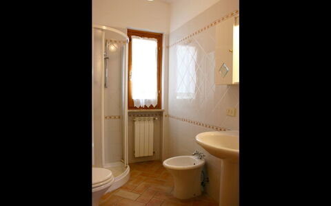 Podere San Bono: Badkamer, Kamer, Eigendom, Verdieping, Interieur Ontwerp, Gebouw, Huis, Tegel, Loodgieterswerkinrichting, Muur