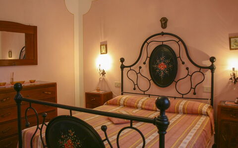Podere San Bono: Meubilair, Slaapkamer, Interieur Ontwerp, Verlichting, Bed, Bedding, Flooring, Laken, Verdieping, Bed Frame