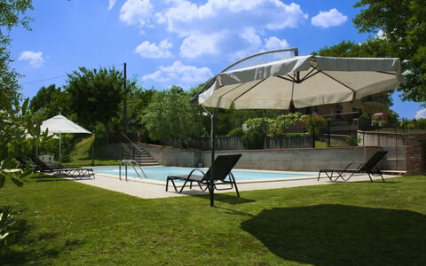 Podere San Bono: Zwembad, Paraplu, Buitenmeubels, Meubilair, Schaduw, Toevlucht, Ligstoel, Stoel, Eco Hotel, Tuin