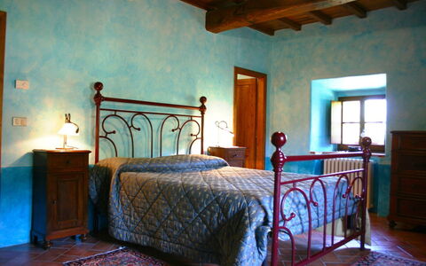 Torre di Vignale: Slaapkamer, Bed, Kamer, Meubilair, Eigendom, Bed Frame, Laken, Gebouw, Interieur Ontwerp, Huis