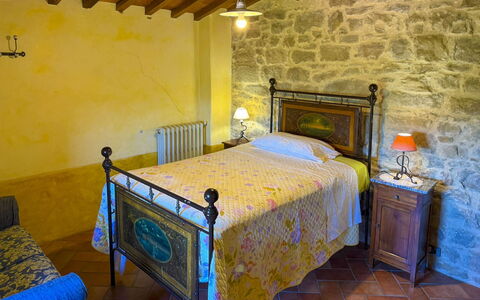 Torre di Vignale: Muur, Meubilair, Slaapkamer, Bed Frame, Bed, Villa, Stenen Muur, Fotolijst, Bedding, Kamerplant