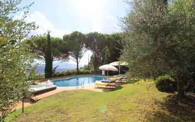 Villino Alba: Water, Fabriek, Lucht, Wolk, Zwembad, Boom, Schaduw, Paraplu, Buitenmeubels, Gras