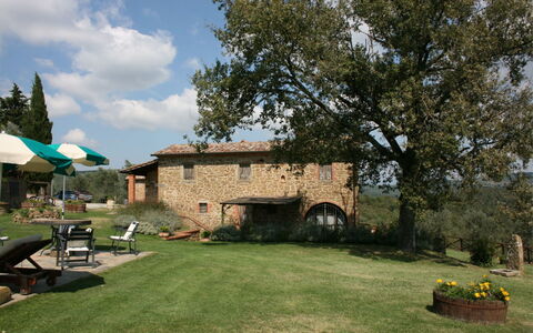 Podere della Crocchia: Fabriek, Wolk, Lucht, Gebouw, Boom, Venster, Land Lot, Schaduw, Gras, Verblijf