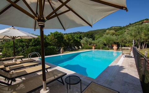 Villa degli Olivi: Water, Gebouw, Lucht, Eigendom, Meubilair, Fabriek, Zwembad, Tafel, Azure, Paraplu