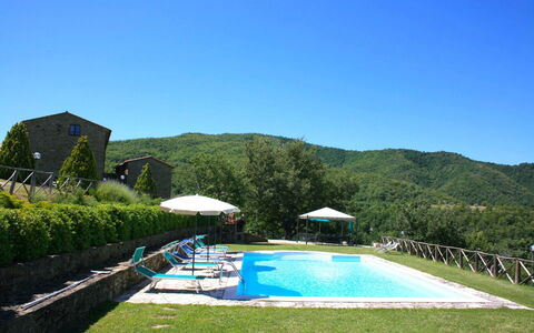 Borgo Antico: Water, Lucht, Fabriek, Eigendom, Azure, Natuurlijk Landschap, Zwembad, Boom, Berg, Gras