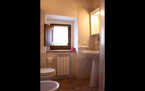 Borgo Antico: Kamer, Badkamer, Eigendom, Interieur Ontwerp, Gebouw, Verlichting, Meubilair, Verdieping, Huis, Badkamerkast