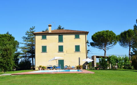 Villa Cantagallo: Lucht, Fabriek, Gebouw, Venster, Boom, Land Lot, Huis, Gras, Verblijf, Woongebied