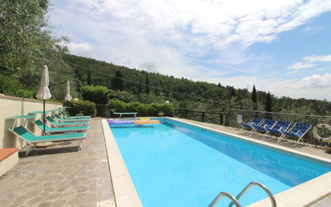 Agriturismo Arcobaleno: Water, Lucht, Wolk, Fabriek, Zwembad, Boom, Azure, Stoel, Buitenmeubels, Gebouw