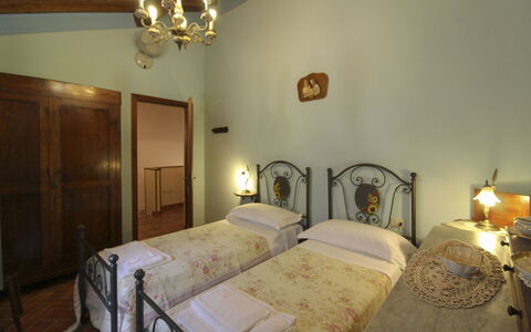 Agriturismo Ca di Vestro: Muur, Interieur Ontwerp, Meubilair, Plafond, Slaapkamer, Verdieping, Bed, Flooring, Kamer, Verlichting