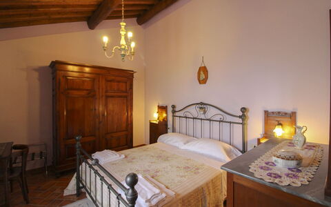 Agriturismo Ca di Vestro: Meubilair, Muur, Interieur Ontwerp, Flooring, Slaapkamer, Bed, Verdieping, Plafond, Kamer, Verlichting