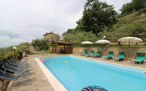 Agriturismo Ca di Vestro: Water, Wolk, Lucht, Eigendom, Fabriek, Gebouw, Zwembad, Natuur, Azure, Boom