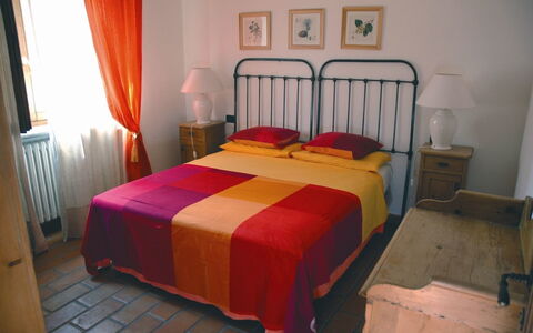 Villa Iris: Slaapkamer, Bed, Kamer, Meubilair, Eigendom, Laken, Bed Frame, Interieur Ontwerp, Verdieping, Bedding