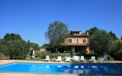 Villa Iris: Lucht, Water, Gebouw, Fabriek, Eigendom, Venster, Boom, Huis, Zwembad, Land Lot