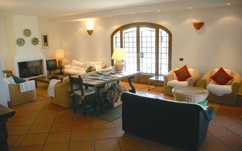 Villa Iris: Kamer, Eigendom, Woonkamer, Gebouw, Interieur Ontwerp, Meubilair, Verdieping, Onroerend Goed, Huis, Tafel