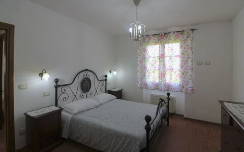 Podere Marcigliano: Meubilair, Interieur Ontwerp, Verdieping, Plafond, Flooring, Verlichting, Kamer, Lichte Inrichting, Slaapkamer, Bed