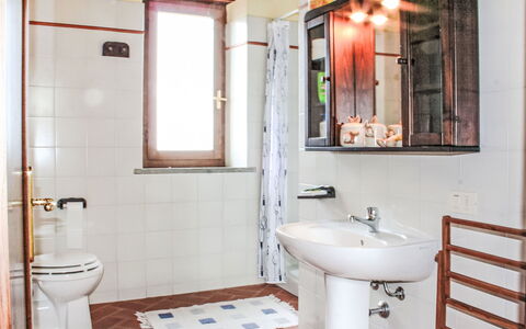 Casalini: Wc Bril, Badkamer, Loodgieterswerkinrichting, Wastafel In De Badkamer, Flooring, Toilet, Interieur Ontwerp, Verdieping, Wastafel, Loodgieter