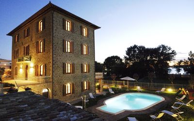 Trasimeno: Eigendom, Huis, Gebouw, Huis, Lucht, Onroerend Goed, Zwembad, Architectuur, Verlichting, Landgoed