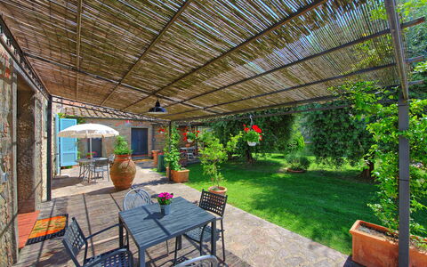 Villa Giare: Eigendom, Onroerend Goed, Patio, Backyard, Gebouw, Werf, Huis, Huis, Boom, Tuin
