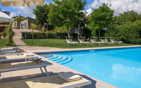 Villa Giare: Zwembad, Buitenmeubels, Ligstoel, Meubilair, Toevlucht, Paraplu, Thermae, Eco Hotel, Stoel, Schaduw