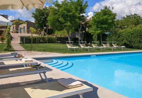 Villa Giare: Zwembad, Buitenmeubels, Ligstoel, Meubilair, Toevlucht, Paraplu, Thermae, Eco Hotel, Stoel, Schaduw