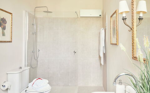 Villa Pedone: Eigendom, Gebouw, Loodgieterswerkinrichting, Fabriek, Wit, Kraan, Huis, Badkamer, Douchekop, Interieur Ontwerp