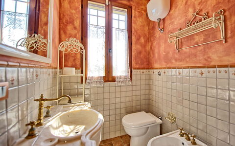 Casa Cipressi: Badkamer, Eigendom, Kamer, Tegel, Interieur Ontwerp, Gebouw, Muur, Huis, Onroerend Goed, Huis