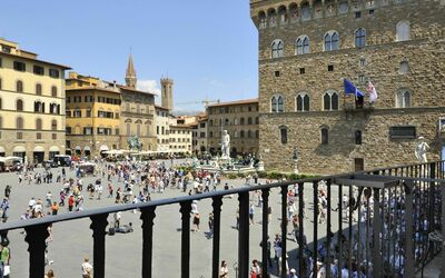 Vista su Piazza della Signoria: View from the balcony