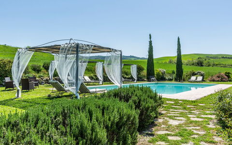 Villa Castiglione: Zwembad, Buitenmeubels, Tuin, Landscaping, Gazon, Backyard, Eco Hotel, Boerderij, Toevlucht