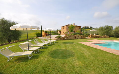 Villa Gaeta: Eigendom, Gras, Zwembad, Gazon, Onroerend Goed, Land Lot, Huis, Landgoed, Gebouw, Woongebied