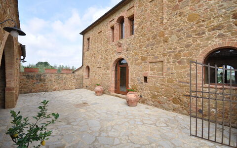 Villa Gaeta: Eigendom, Gebouw, Muur, Huis, Binnenplaats, Onroerend Goed, Kamer, Architectuur, Vakantie, Landgoed