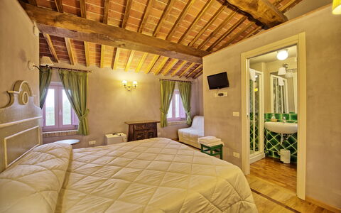 Villa Marginone: Slaapkamer, Kamer, Eigendom, Meubilair, Plafond, Bed, Gebouw, Interieur Ontwerp, Laken, Suite
