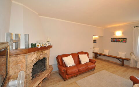 Villa Cassia: Kamer, Woonkamer, Eigendom, Meubilair, Verdieping, Gebouw, Interieur Ontwerp, Huis, Onroerend Goed, Hardwood