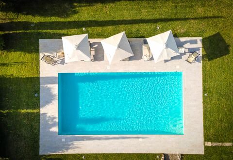 Villa Cassia: Groen, Blauw, Turkoois, Rechthoek, Gras, Majorelle Blue, Textiel, Fabriek, Zwembad, Kunst