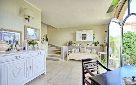 Villa Diletta: Eigendom, Kamer, Gebouw, Groen, Meubilair, Interieur Ontwerp, Huis, Onroerend Goed, Huis, Verdieping