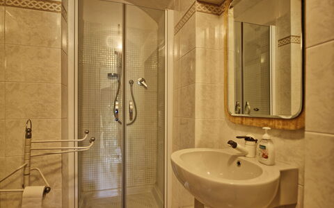 Villa Buonaparte: Badkamer, Kamer, Eigendom, Loodgieterswerkinrichting, Tegel, Interieur Ontwerp, Kraan, Douche, Architectuur, Deur Van De Douche