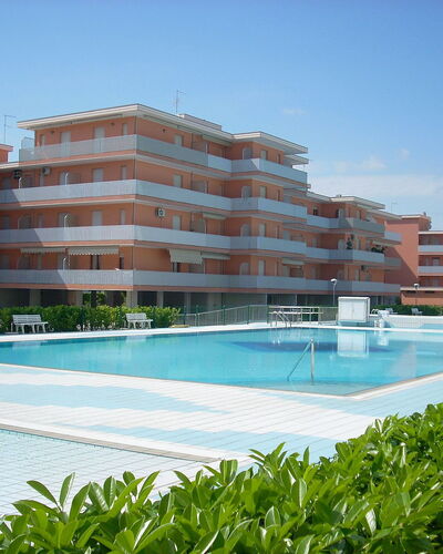 Valbella: Gebouw, Toevlucht, Eigendom, Zwembad, Architectuur, Onroerend Goed, Condominium, Appartement, Vakantie, Hotel