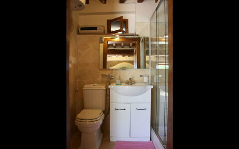 La Casina del Bosco: Badkamer, Kamer, Eigendom, Badkamerkast, Loodgieterswerkinrichting, Huis, Architectuur, Wastafel, Toilet, Interieur Ontwerp