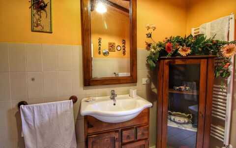 Civitella: Badkamer, Kamer, Eigendom, Badkamerkast, Gebouw, Interieur Ontwerp, Meubilair, Onroerend Goed, Huis, Badkamer Accessoire