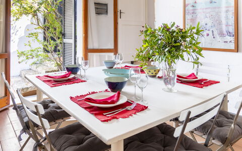 Casa Dei Lentischi: Meubilair, Stoel, Interieur Ontwerp, Tafel, Eetkamer, Keuken En Eettafel, Tableware, Flooring, Textiel, Kamer