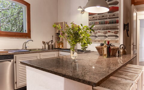 Casa Dei Lentischi: Keuken, Countertop, Meubilair, Interieur Ontwerp, Toestel Van De Keuken, Cabinetry, Hout, Flooring, Lichte Inrichting, Verlichting
